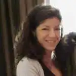 Portrait d'une femme souriante aux cheveux bruns