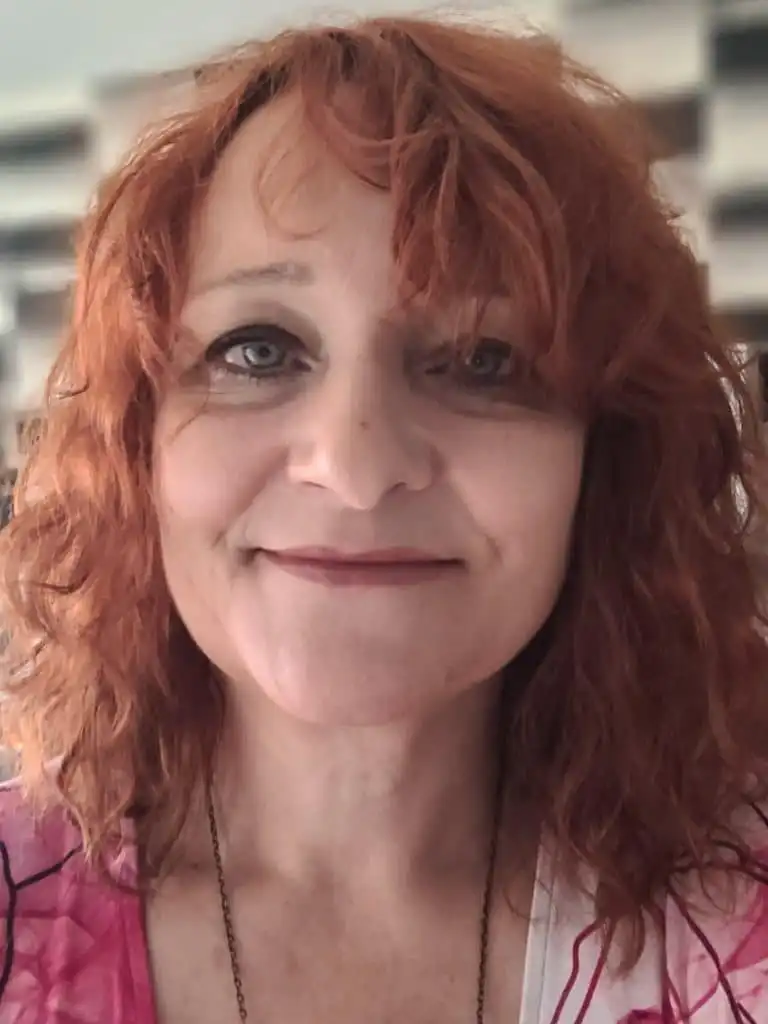 Portrait d'une femme aux cheveux roux et yeux bleus