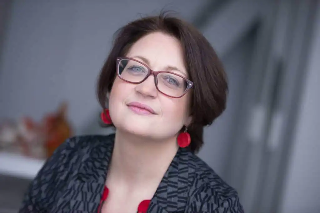 Portrait d'une femme souriante avec des lunettes
