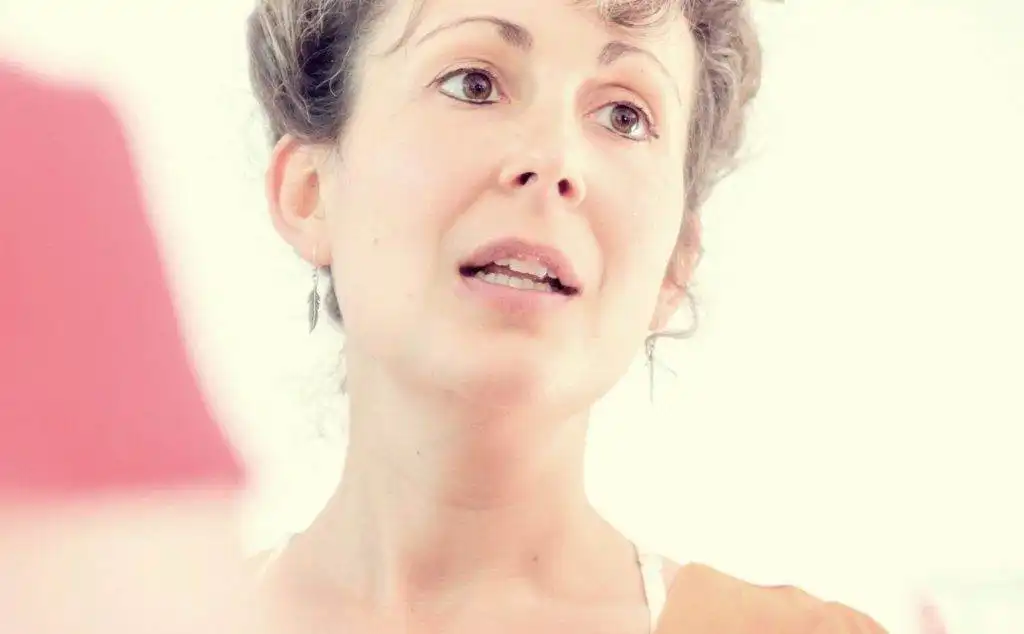 Femme parlant, regardant vers le haut, bouche ouverte