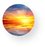 Coucher de soleil flamboyant sur l'eau, reflets dorés