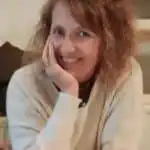 Portrait souriant d'une femme rousse.