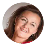 Portrait d'une femme souriante, visage rond.