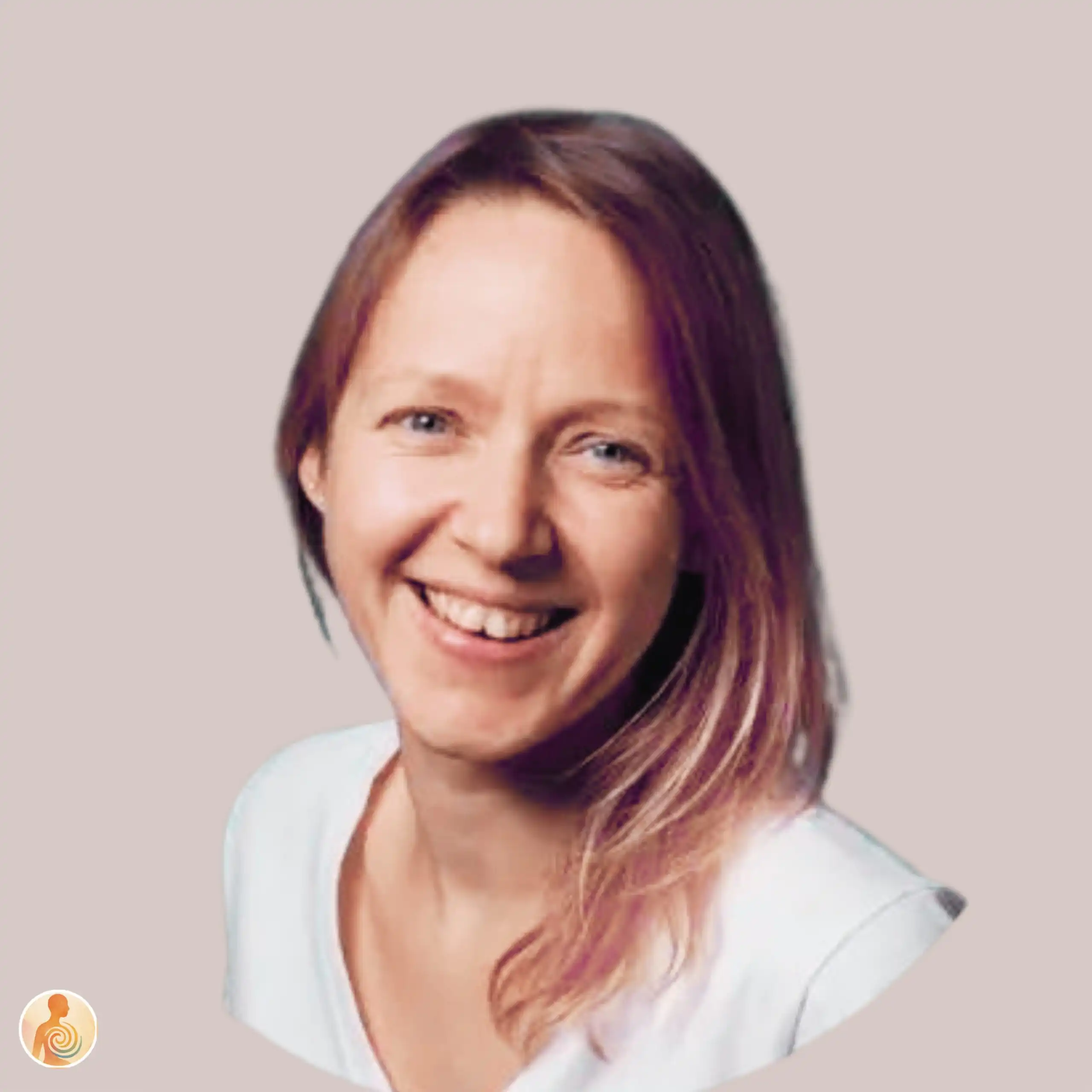 Portrait souriant d'une femme aux cheveux châtains et blonds.